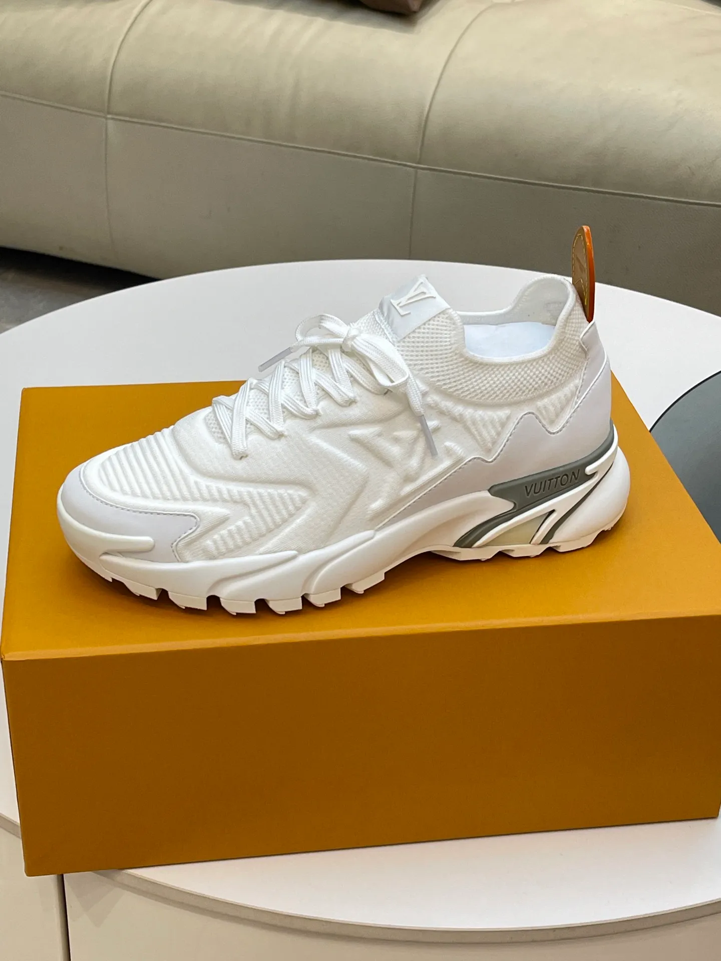 [L Home] Top P: 700💰 Size: 39-44 (customized at 38.45.46) LV Donkey Brand Louis Vuitton RUNNER TATIC new men's sneakers This LV Runner Tatic sneaker uses a whole piece of technical knitting to create an easy-to-take-off design, and then outlines the upper with cow leather trim. The LV logo on the side releases a dynamic atmosphere between the textures, the leather back strap is shaped like the handle fastener of the Louis Vuitton leather goods series, and the lightweight and wear-resistant two-tone rubber sole completes the whole. The toe and heel wrap details continue to provide comfortable fabric foot support, creating a stylish and stylish upper! Comes with full original packaging!